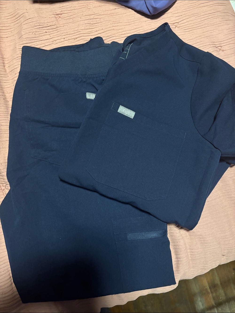 Figs Women's Navy Short Sleeve Pocket Top